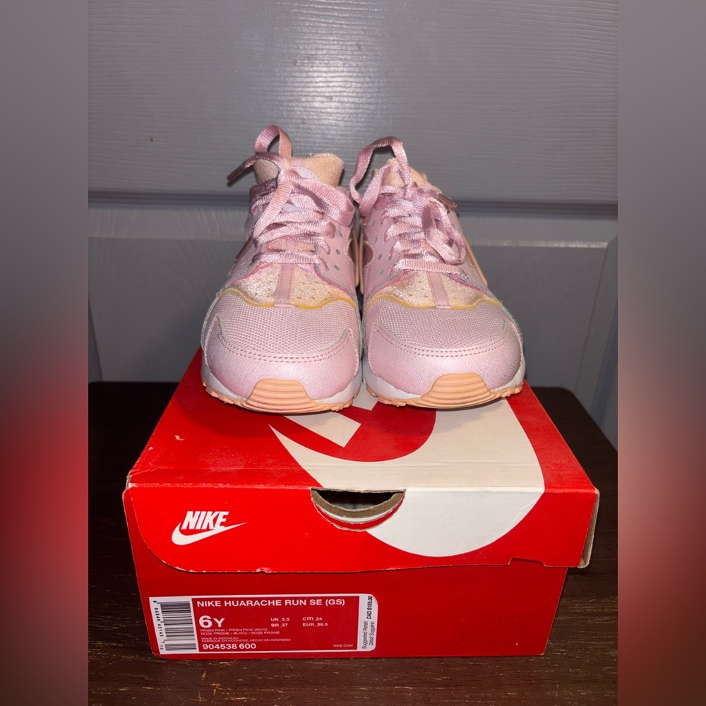 Nike Youth Huarache Run SE Pink Sneakers (Size 6Y/Women’s 7)